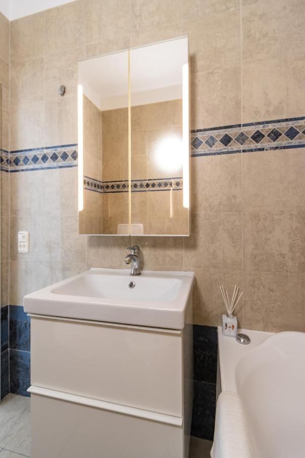 Belvedere Walking Distance From Train Station Apartment