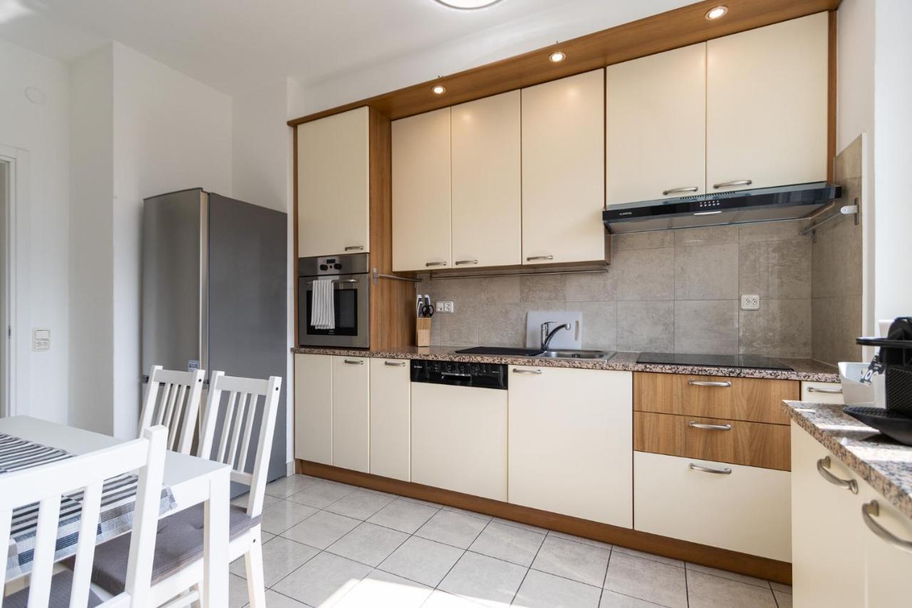 Belvedere Walking Distance From Train Station Apartment