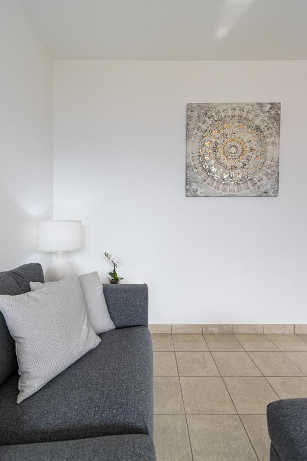 Belvedere Walking Distance From Train Station Apartment *